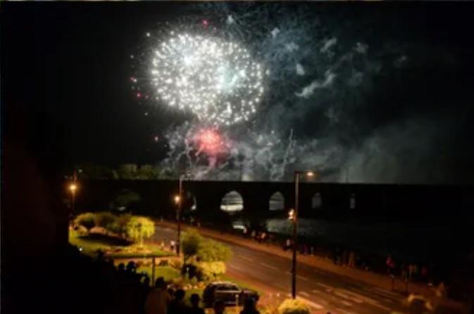 Le maire de Nevers a décidé de maintenir le traditionnel feu d'artifice du 14 juillet sur la Loire, organisé par le service professionnel d'Ardi