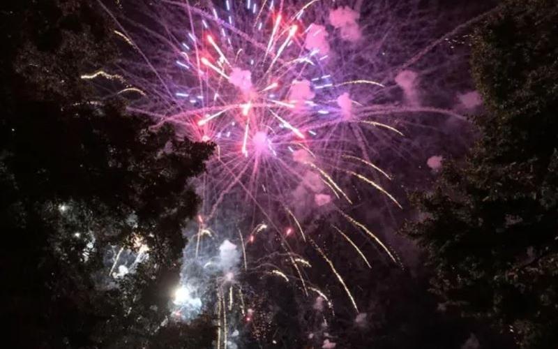 Ardi présente ses nouveaux feux d'artifice à ses clients artificiers professionnels au château de la Vernée