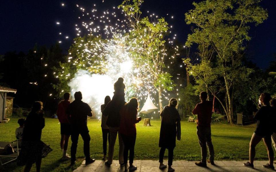 Le feu d'artifice automatique Ardi que l'on peut tirer dans son jardin sont une bonne alternative pour les particuliers en cas d'annulation du feu d'artifice du 14 juillet par la commune