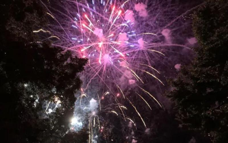 14 juillet hivernal : Un feu d'artifice à l'intention des sociétés de spectacles pyrotechniques a été tiré à Garchizy